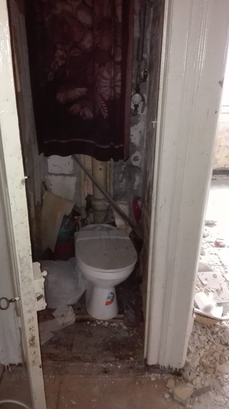 toaleta w mieszkaniu do remontu